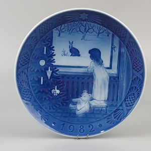 Royal Copenhagen porcelain plate 1982 Waiting for Christmas