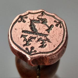 Antikes wappenförmiges Wachssiegel-Familienwappen mit Hammer und Monogramm T.Y