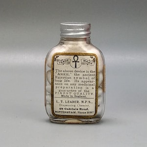 Medicinflaska märkt Easton Syrup Tablets Ankh varumärke L. T. Leader
