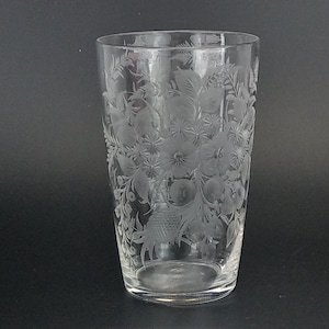 Könnte beinhalten: Ein klares Glas mit einem geätzten Blumenmuster mit Erdbeeren und anderen Blumen.