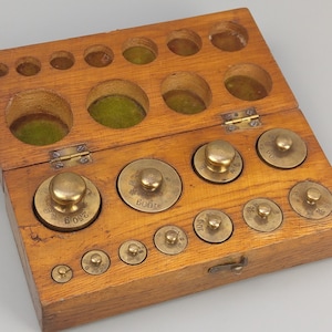 Antique Brass Scale Weights FB set in wood case 250g to 1 Grams