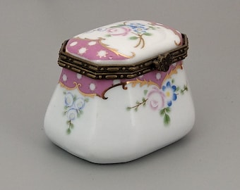 Boîte à bijoux vintage : petite boîte à pilules blanche avec détails floraux roses