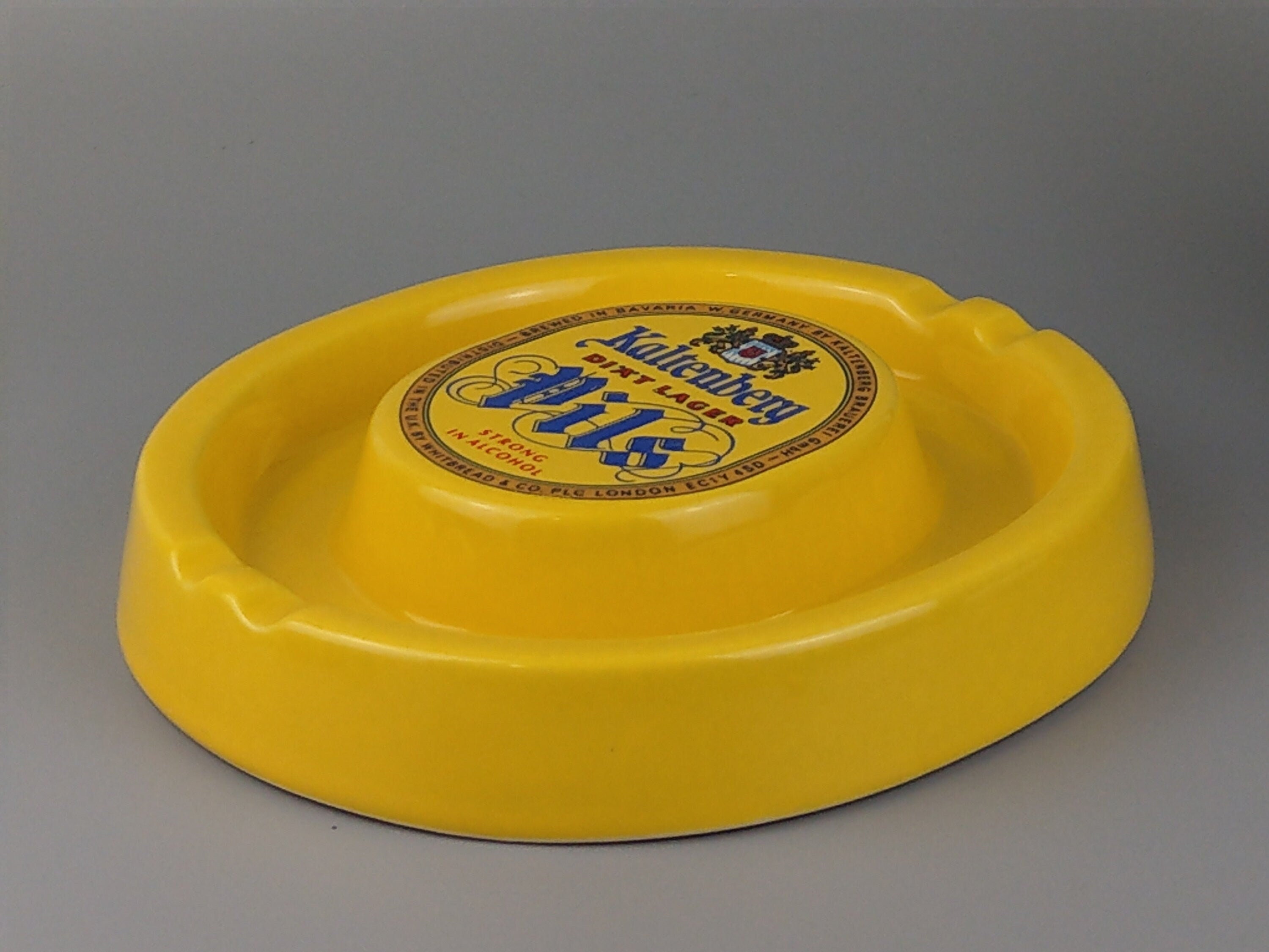 Grande cinzeiro amarelo oval para cerveja anunciando Kaltenberg
