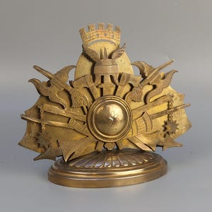 Carta antigua con escudo y armadura medieval en latón dorado, c1870
