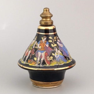 以下が含まれることがあります： 金色の縁取りと金色の蓋が付いた黒い陶器のボトル。ボトルはカラフルな服を着た人々のシーンで飾られています。