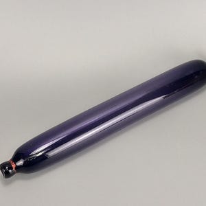 Può includere: Un mattarello in vetro viola scuro con estremità arrotondate nere e dettagli rossi. Il mattarello cilindrico è liscio e riflettente, ideale per la cucina. Il mattarello è lungo circa 30 cm.