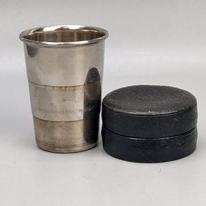 Tazza pieghevole antica da tasca in scatola di pelle