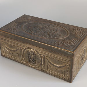 Caja de cigarrillos de hojalata con interior de madera