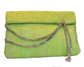 Feestclutch met ketting. Limoenkleurige vis(zalm) leren tas.