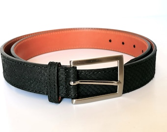 Zwarte visleren riem (zalm). Breedte 40 mm.