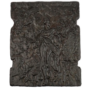 Peut inclure: Une plaque rectangulaire texturée de couleur brun foncé avec une image en relief d'une personne tenant un bâton. La plaque a une surface rugueuse et inégale et semble être en métal.