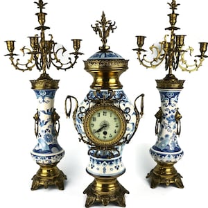 Antike Manteluhr mit Kerzenhalter-Set, Delfter Keramikmantel-Tischuhr mit Paar Kerzenhaltern, 19.Signierte Delft Mantel-Tischuhr