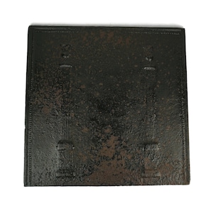 Peut inclure: Une tuile rectangulaire de couleur brun foncé, texturée, avec deux lignes verticales gravées à la surface.