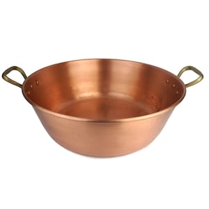 Puede incluir: Una olla grande de cobre con dos asas de latón. La olla es redonda y tiene una base ancha.