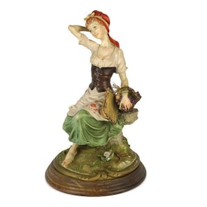 Giuseppe Armani Lady Figurine, Florence Giuseppe Armani Figurine, Giuseppe Armani Lady Sculpture