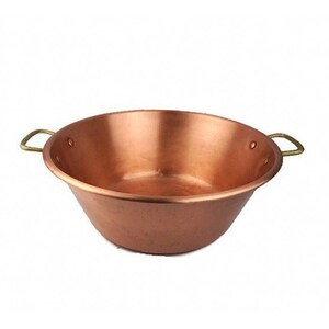 Puede incluir: Una olla de cobre para cocinar con dos asas de latón. La olla es redonda y tiene una base ancha y poco profunda.