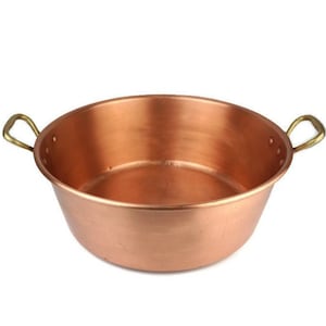 Puede incluir: Una olla grande de cobre con dos asas de latón. La olla es redonda y tiene una superficie lisa y brillante.