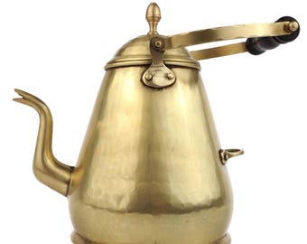 木製のノブと上部のハンドルが付いたヴィンテージの真鍮製コーヒー