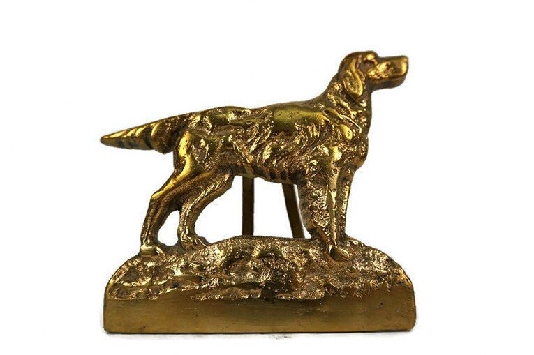 Figura de perro vintage de latón fundido con soporte