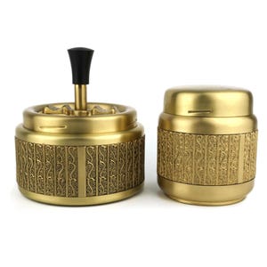 Scatola porta tabacco in ottone vintage con posacenere, posacenere Schleuderascer Roulette e scatola porta sigarette in ottone