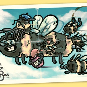 Pode incluir: Uma ilustração de desenho animado de uma abelha com um pote de mel, voando no céu com nuvens. A abelha tem um rosto humano e usa óculos. O texto "The Buzz Bus" está escrito em uma fonte cursiva na parte inferior esquerda da imagem.