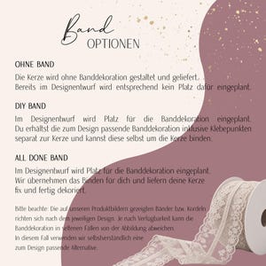 以下が含まれることがあります： Band OPTIONENと題された情報グラフィックで、キャンドルのリボン装飾に関する3つの選択肢（OHNE BAND、DIY BAND、ALL DONE BAND）を説明しています。テキストはリボンの適用オプションを解説しており、ベージュのレースリボンのロールが添えられています。