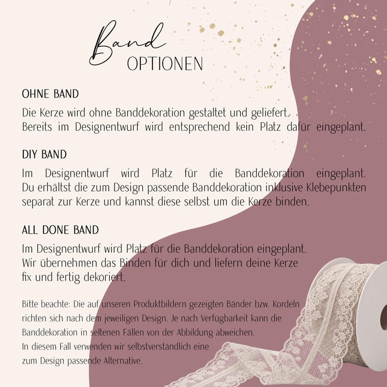 以下が含まれることがあります： Band OPTIONENと題された情報グラフィックで、キャンドルのリボン装飾に関する3つの選択肢（OHNE BAND、DIY BAND、ALL DONE BAND）を説明しています。テキストはリボンの適用オプションを解説しており、ベージュのレースリボンのロールが添えられています。