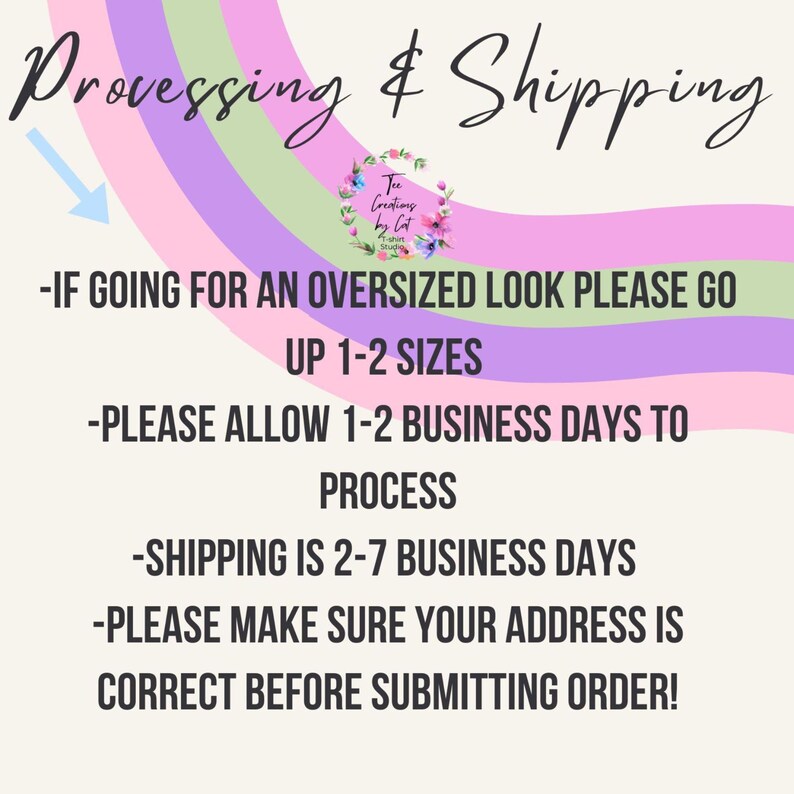 Op de afbeelding: Afbeelding met tekst over verwerkings- en verzendgegevens. Bevat een regenboogontwerp en de tekst: "IF GOING FOR AN OVERSIZED LOOK PLEASE GO UP 1-2 SIZES." Bevat ook de tekst: "PLEASE ALLOW 1-2 BUSINESS DAYS TO PROCESS."
