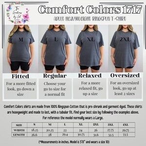 Op de afbeelding: Afbeelding van een Comfort Colors 1717 t-shirt voor volwassenen, gemaakt van zwaar ringspun katoen, in de maten M, L, XL en 2XL. Het t-shirt wordt getoond op een model, met maatadvies. Afmetingen in inches.