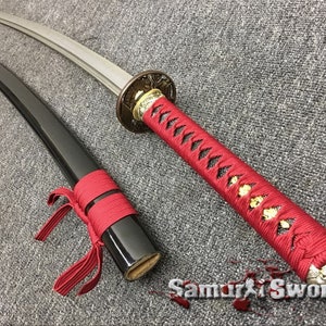 Handgeschmiedetes Samurai Katana Schwert zum Verkauf mit schwarz gravierter Drachen Saya, Full Tang gefalteter Stahl Clay gehärteter T10 Katana Klinge