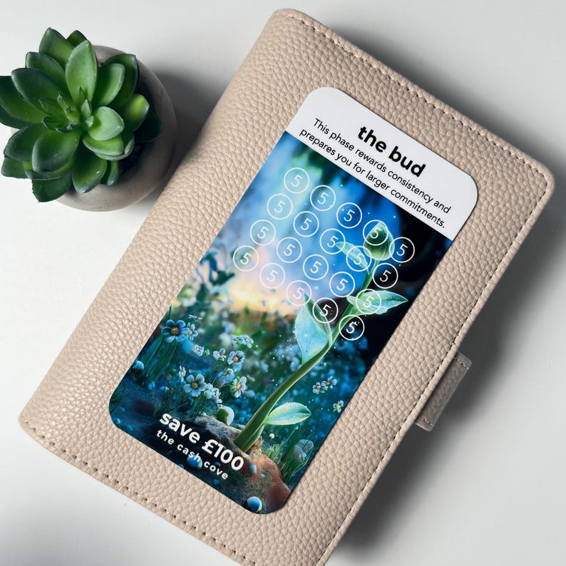 Puede incluir: Una cartera de cuero beige claro con una tarjeta con un dise&ntilde;o floral y el texto "the bud". La tarjeta tiene c&iacute;rculos con el n&uacute;mero 5 en el interior y el texto "save &pound;100 the cash cove". Una peque&ntilde;a planta suculenta en una maceta gris est&aacute; en el fondo.