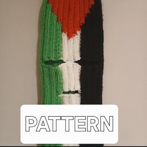 Könnte beinhalten: Eine gestrickte Sturmhaube in Grün, Weiß, Rot und Schwarz. Die Sturmhaube hat ein Farbblock-Design mit einem grünen Abschnitt, einem weißen Abschnitt, einem roten Dreieck und einem schwarzen Abschnitt. Das Wort "PATTERN" wird in einem weißen Rechteck angezeigt.