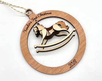 Enfeite de Natal personalizado para o primeiro Natal do bebê | Enfeite de Natal de cavalinho de balanço | Presente para chá de bebê