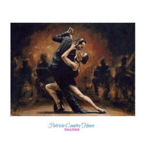 Può includere: Una coppia balla il tango in una stanza scarsamente illuminata. L'uomo indossa un abito nero e la donna un vestito nero. La coppia è in silhouette su uno sfondo caldo e arancione. L'immagine è intitolata "Patrizia Country House Cross Stitch".