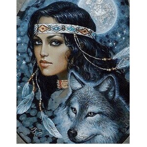 Könnte beinhalten: Ein Kreuzstichmuster mit einer amerikanischen Ureinwohnerin mit langen schwarzen Haaren, die ein Perlenband und ein blaues und weißes Federkopfschmuck trägt. Sie schaut zur Seite und hat einen Wolf an ihrer Seite. Der Hintergrund ist dunkelblau mit Sternen und einem Vollmond.