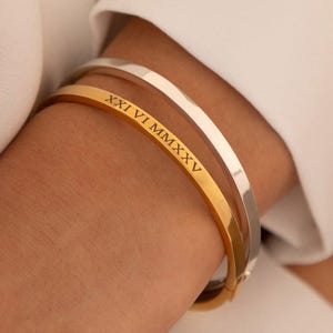 Pulsera con cierre grabado y letras personalizadas: regalo de aniversario o cumpleaños para mujer. Bañado en oro de 18 quilates o plata de ley.