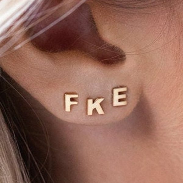 18k Gold Buchstaben Ohrring, kleine individuelle Initiale, personalisierte Namen Ohrstecker, Mädchen Schmuck, Geburtstagsgeschenk