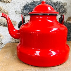 Vintage kettle in red enamelled sheet metal