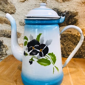 Vintage Frans koffiezetapparaat in vintage geëmailleerd plaatwerk bloemenpatroon