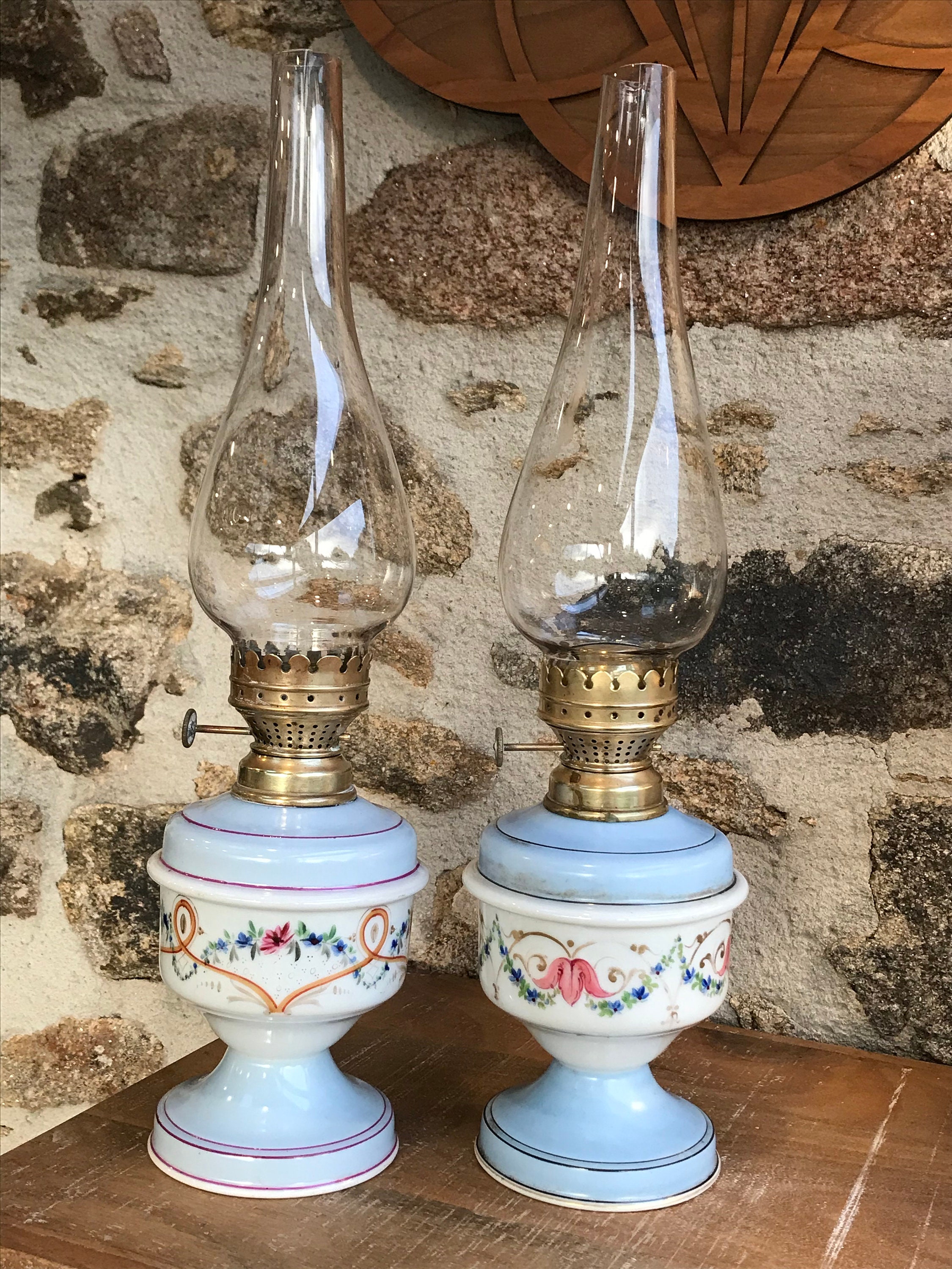 Paire de Lampe à Pétrole Xixème Siècle en Faïence et Bronze