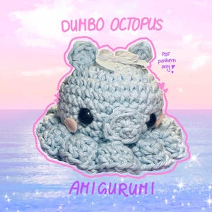 Puede incluir: Amigurumi de pulpo Dumbo tejido a ganchillo con hilo azul claro, con ojos negros y detalles rosas. El texto "Dumbo Octopus" y "Amigurumi" están escritos en rosa, con una nota que indica que es un patrón PDF.