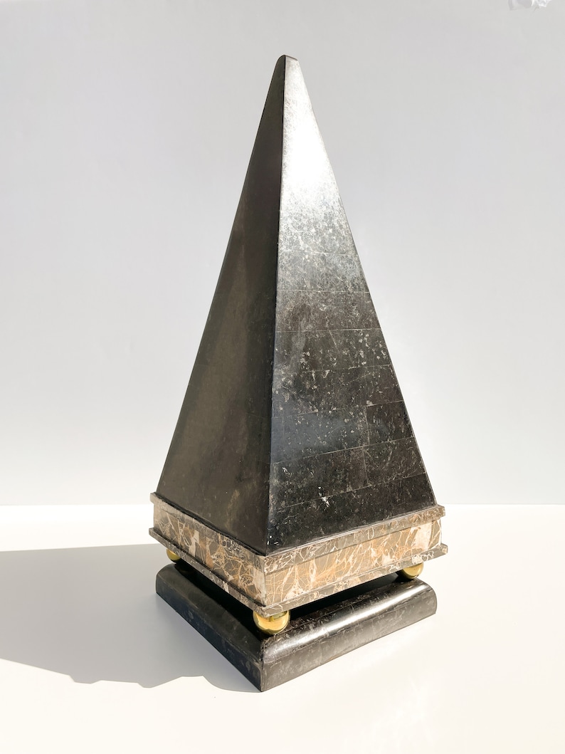 Vintage Postmodern Schwarzer Tessellierter Marmor Stein Pyramide Obelisk Skulptur Minimal MCM Retro Abstrakt 70er 80er Jahre Bild 3