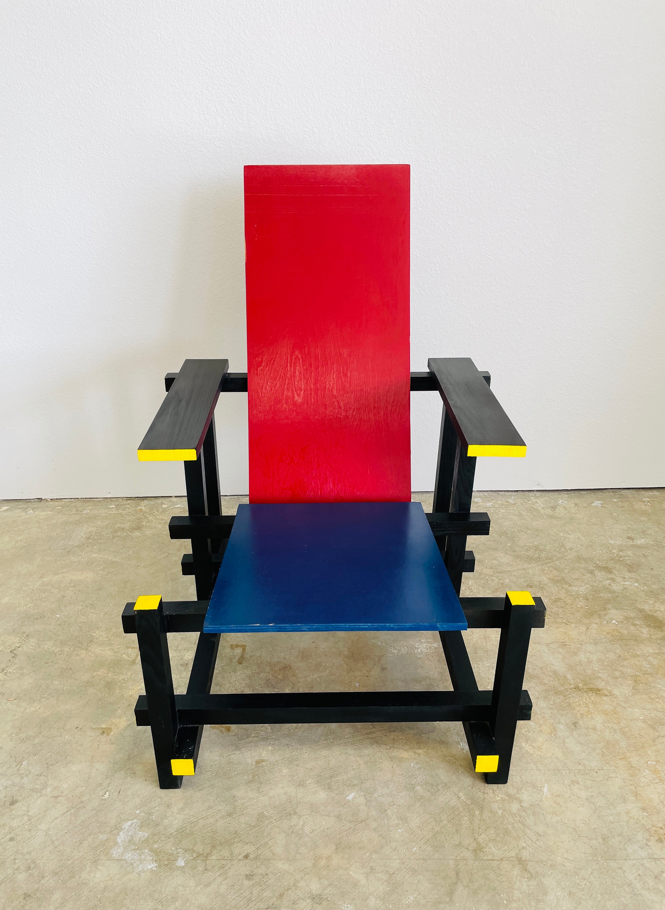 Red And Blue Chair By Gerrit Rietveld | eduaspirant.com