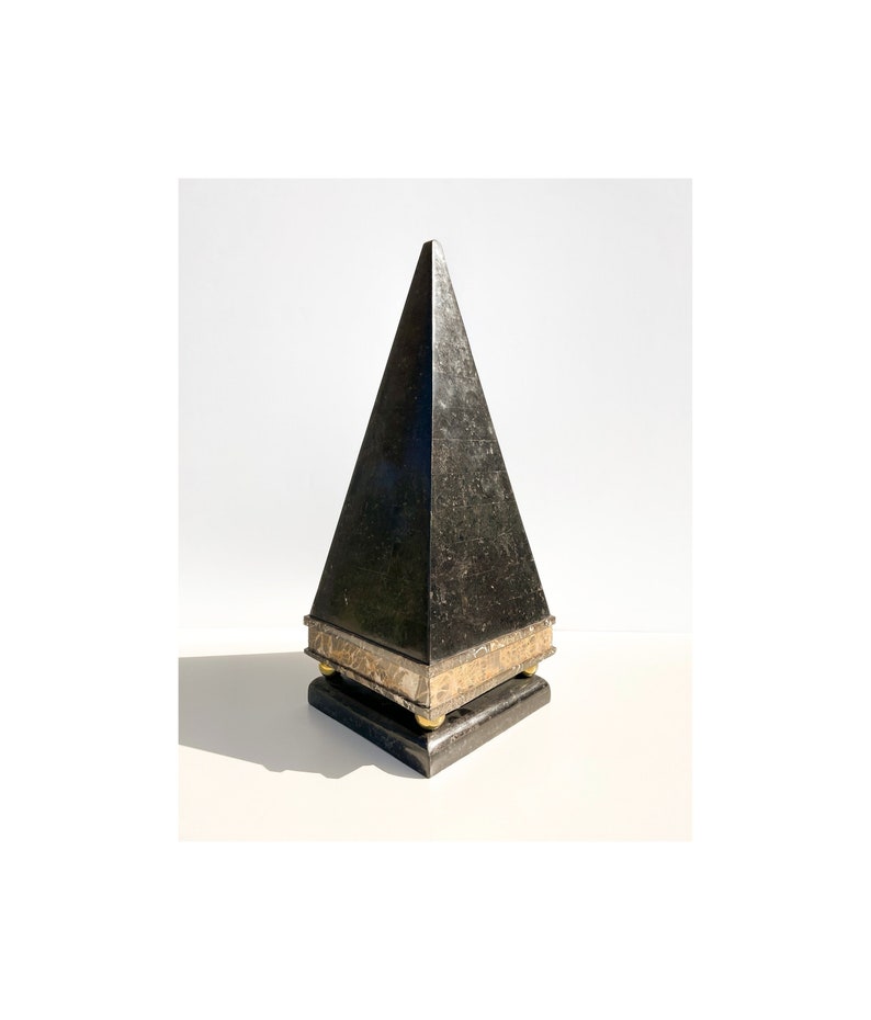Vintage Postmodern Schwarzer Tessellierter Marmor Stein Pyramide Obelisk Skulptur Minimal MCM Retro Abstrakt 70er 80er Jahre Bild 1