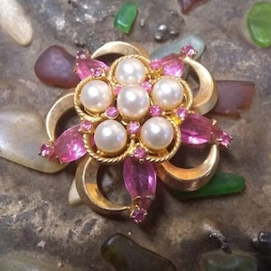 Vintage pink rhinestone faux pearl gold brooch