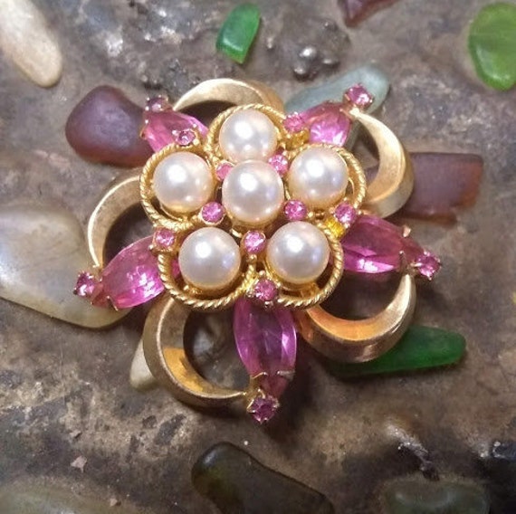 Vintage pink rhinestone faux pearl gold brooch - image 1