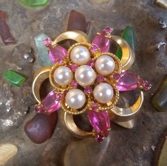 Vintage pink rhinestone faux pearl gold brooch - image 2