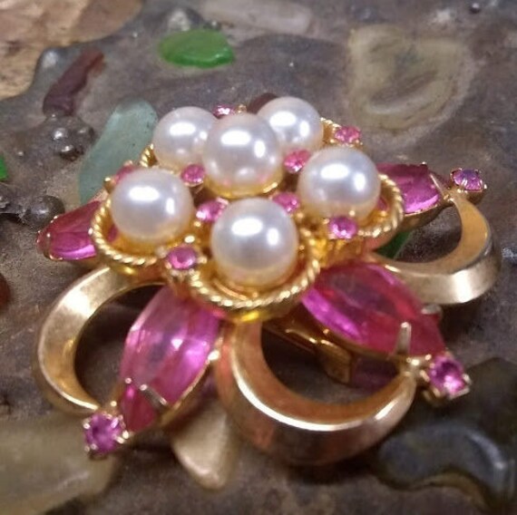 Vintage pink rhinestone faux pearl gold brooch - image 3