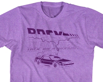Könnte beinhalten: Lilafarbenes T-Shirt mit einem Motiv des DeLorean-Zeitfahrzeugs aus dem Film Zurück in die Zukunft. Der Text "Back to the Future" ist über dem Auto gedruckt.