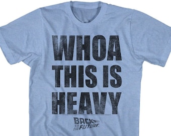 Könnte beinhalten: Hellblaues T-Shirt mit einem abgenutzten schwarzen Aufdruck, der "WHOA THIS IS HEAVY" lautet, und einem kleineren schwarzen Aufdruck, der "BACK TO THE FUTURE" lautet.